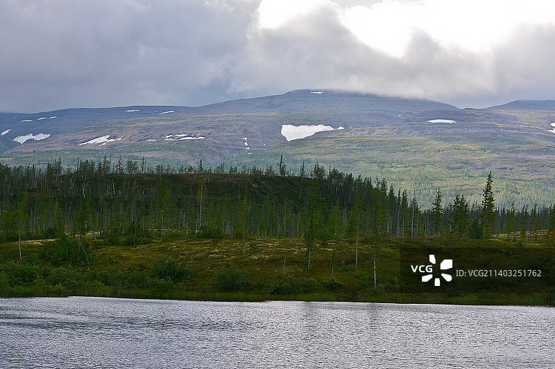 俄罗斯普托拉纳高原的湖光山色图片素材