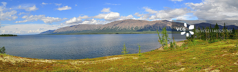 俄罗斯普托拉纳高原山地湖泊全景图片素材