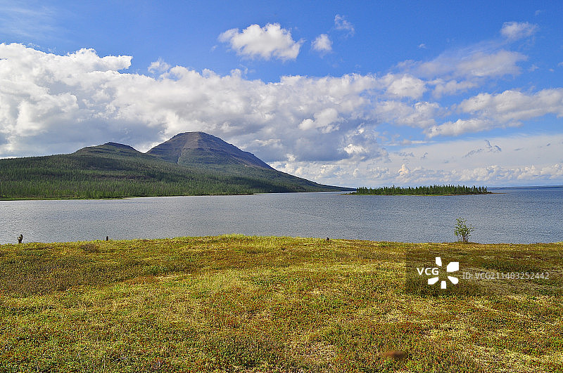 普托拉纳高原上的山间湖泊，俄罗斯图片素材
