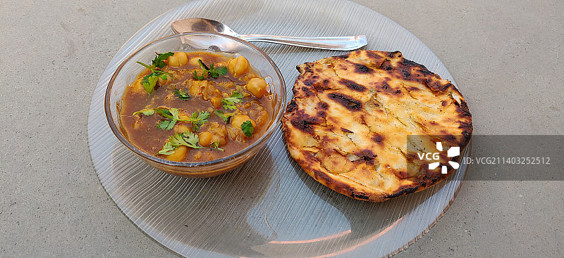 高角度的食物在盘子上的桌子图片素材