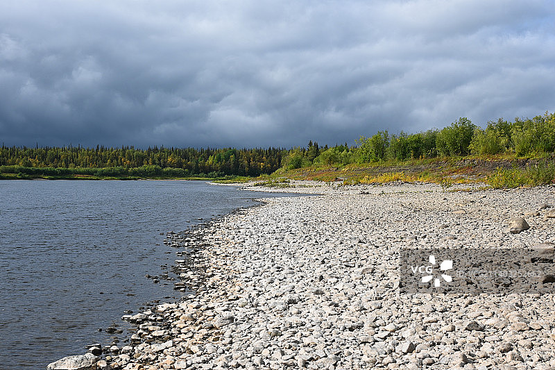 亚极地乌拉尔河的夏末，乌拉尔山脉，俄罗斯图片素材