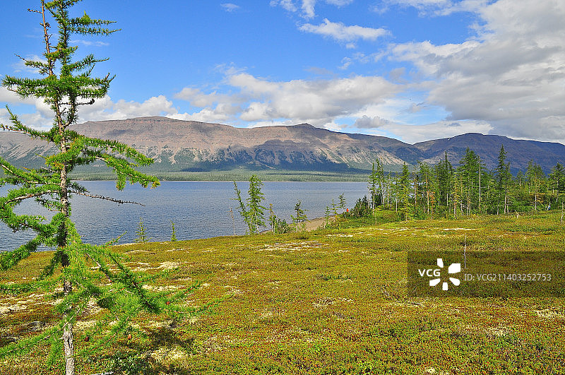 俄罗斯普托拉纳高原的湖光山色图片素材