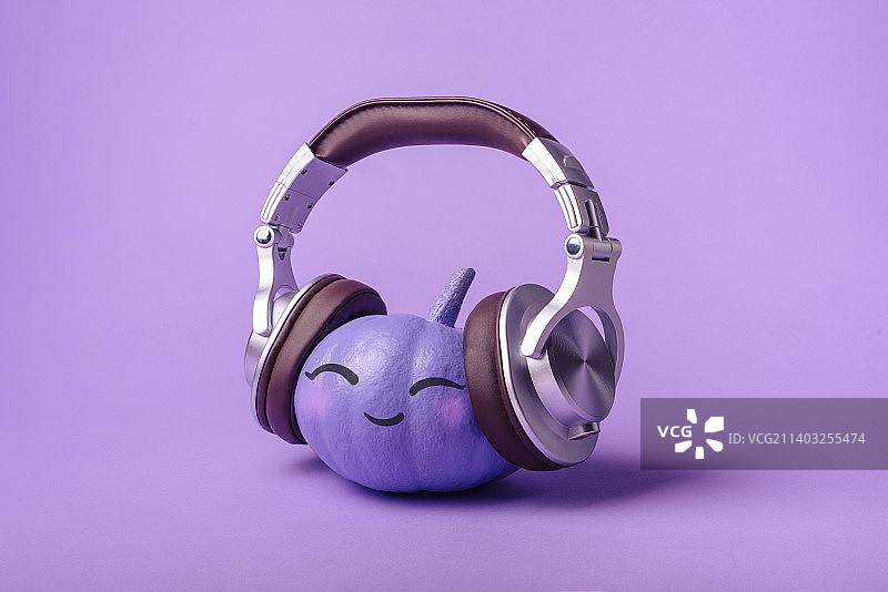 万圣节快乐滑稽开朗的紫色南瓜与耳机图片素材