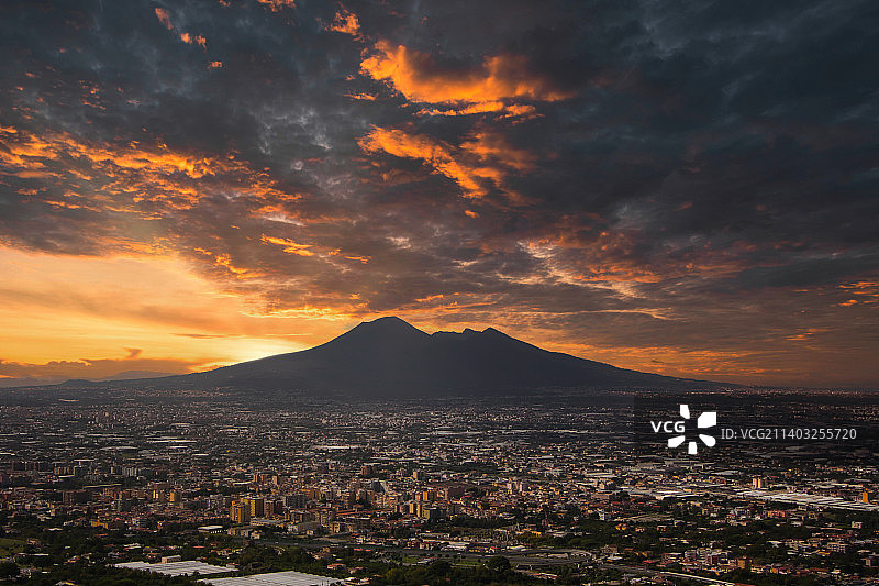 意大利那不勒斯日落时分的城镇景观航拍图片素材