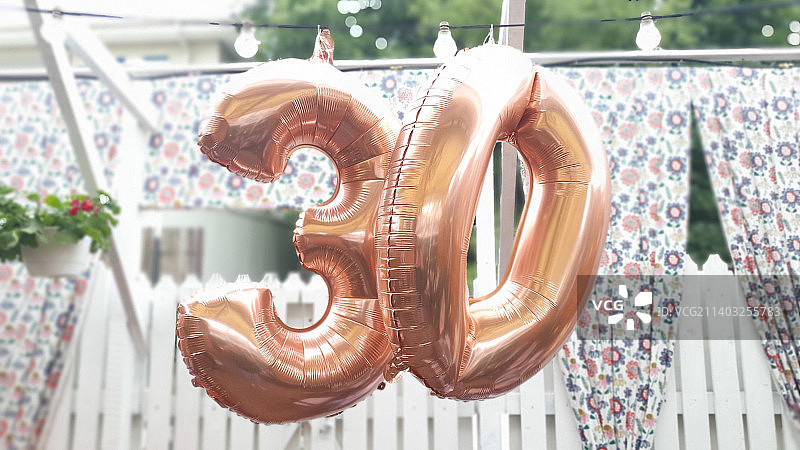 气球上的“爱”字特写图片素材