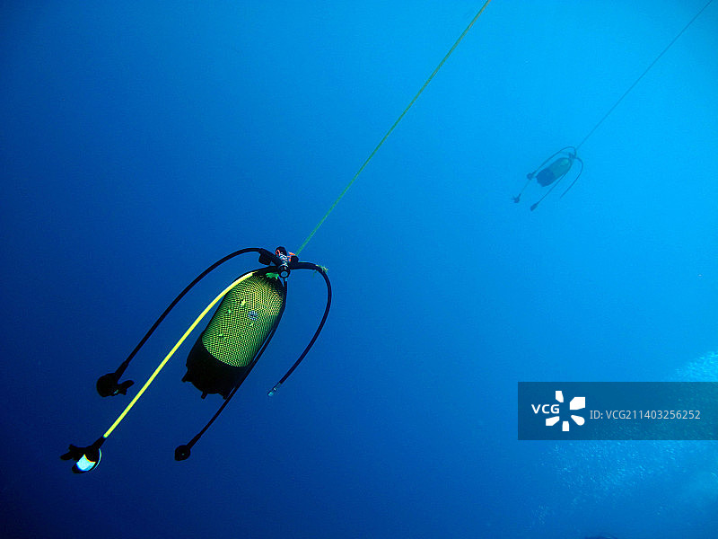 土耳其晴朗蓝天下照明灯泡的低角度视图图片素材