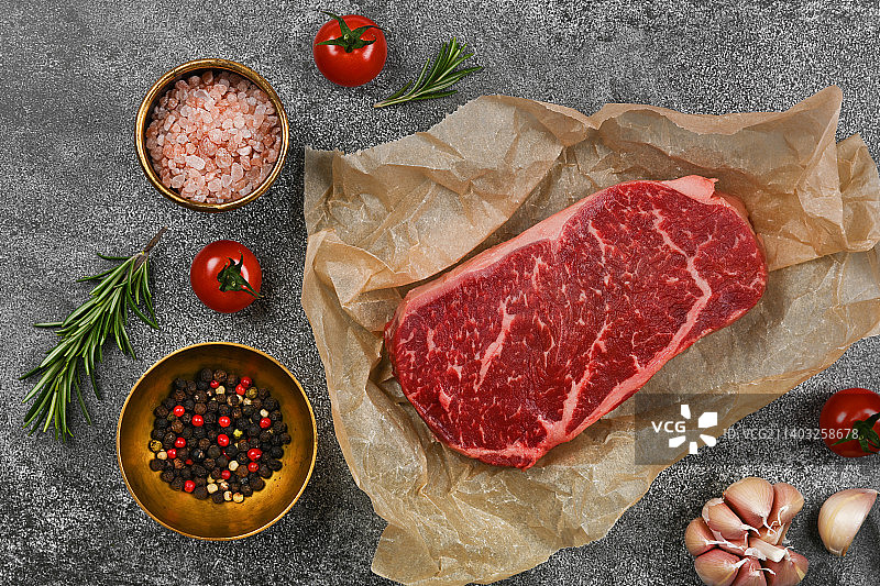 案板上的特写生牛里脊肉图片素材