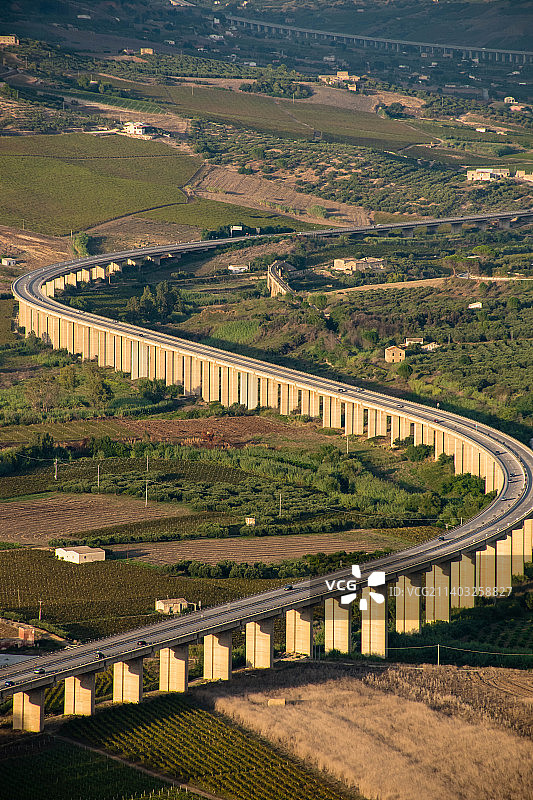 高角度视角：景观上的桥梁图片素材