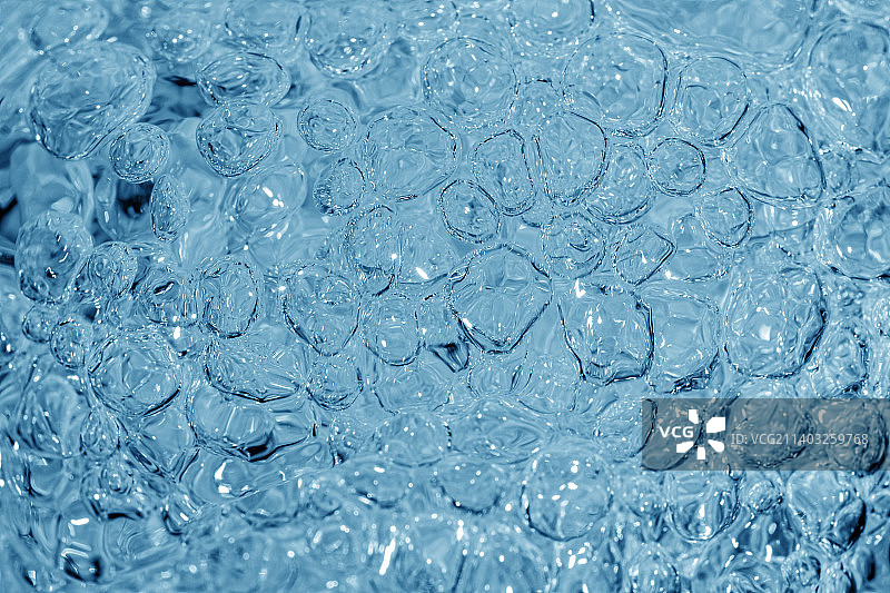 浅蓝色清澈水泡的特写图片素材