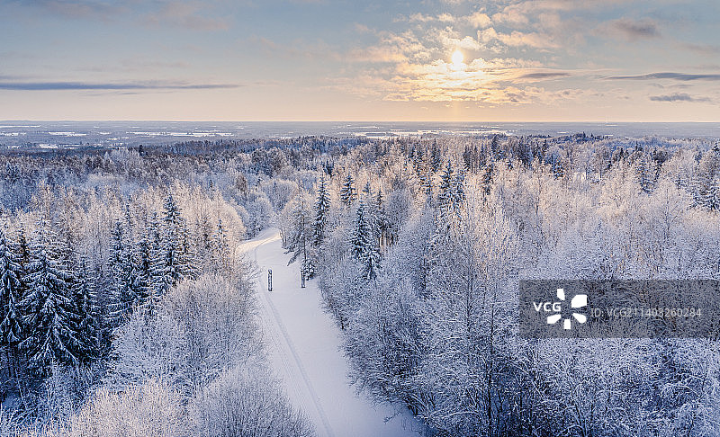 爱沙尼亚瓦尔加县：日落时分，白雪覆盖的景观鸟瞰图图片素材