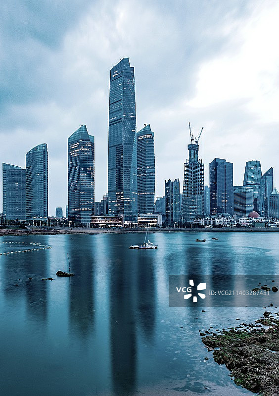 天青色海水蔚蓝映衬的山东青岛第一海水浴场汇泉湾建筑风光图片素材