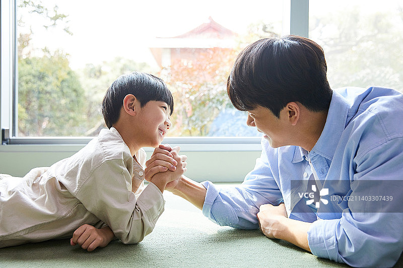父子，8-9岁的儿子，玩耍，情感，表达爱意，家庭，在一起图片素材