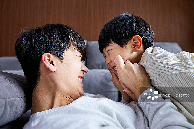 父子，8-9岁的儿子，玩耍，情感，表达爱意，家庭，在一起图片素材