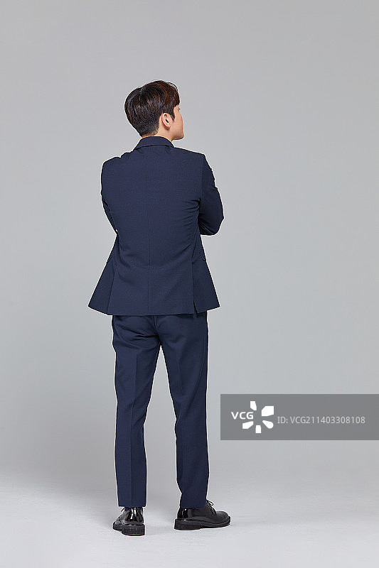 20多岁的商务男人MZ世代新员工背影远景图片素材