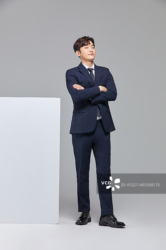 20多岁男性商务人士MZ世代新员工微笑图片素材