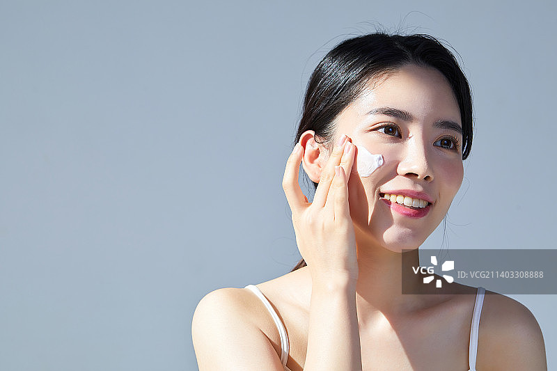 使用润肤露的清洁美女图片素材