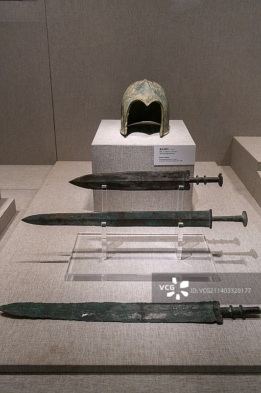 河南博物院素面铜胄铜剑图片素材