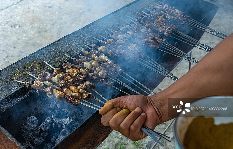 新疆和田 传统的 户外烧烤 烤羊肉串图片素材