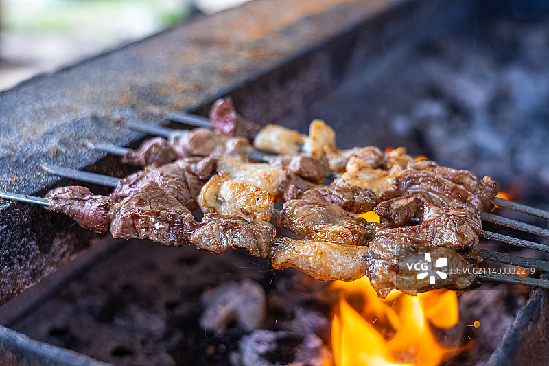 新疆和田 传统的 户外烧烤 烤羊肉串图片素材