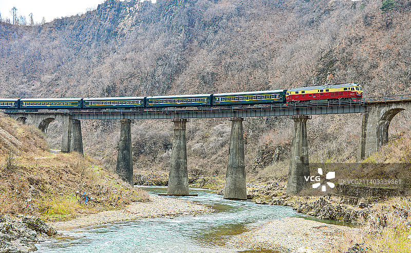 集安-通化6348次行驶在梅集线土口岭大桥上图片素材