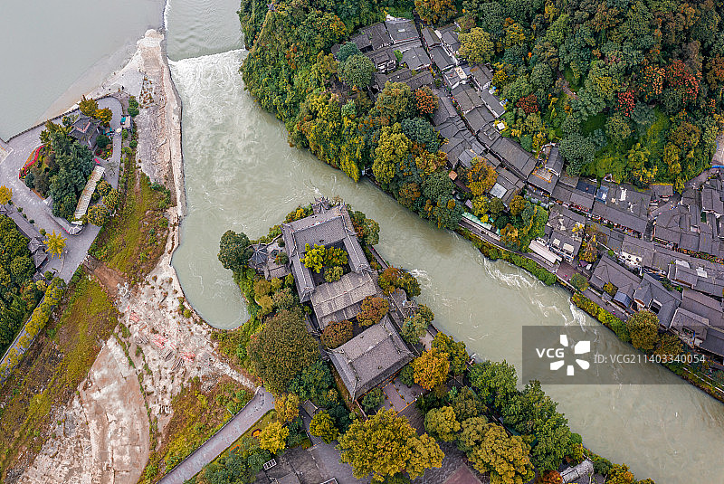 航拍都江堰景区宝瓶口秋色图片素材