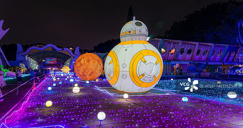 广州南湖游乐园航天星球主题灯光秀夜景图片素材