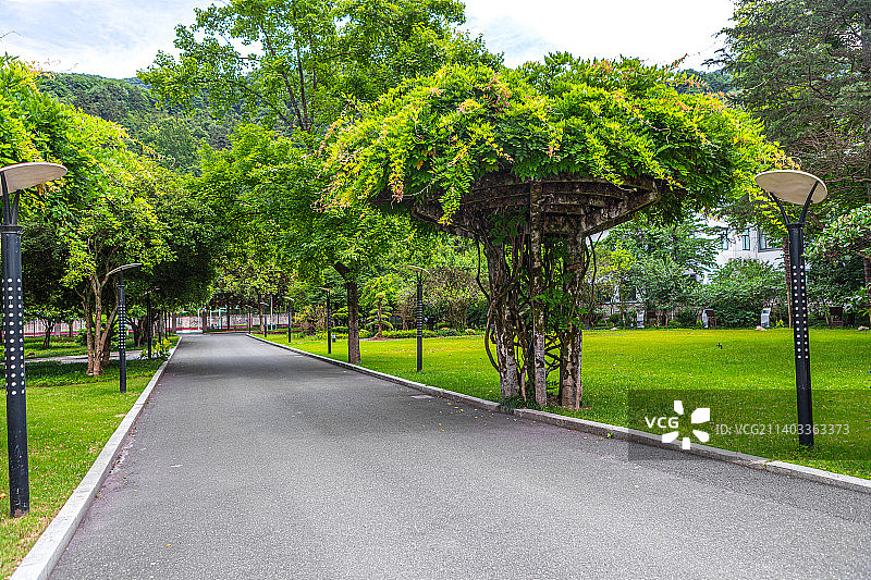 汽车广告背景图：浙江杭州建德千岛湖 新安江边 公路图片素材