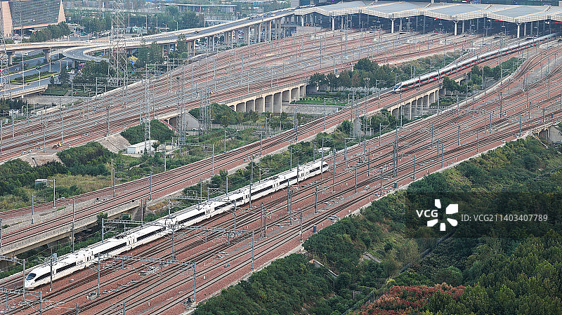 河南郑州城市风光智能复兴号动车组高铁CR400BF-C图片素材