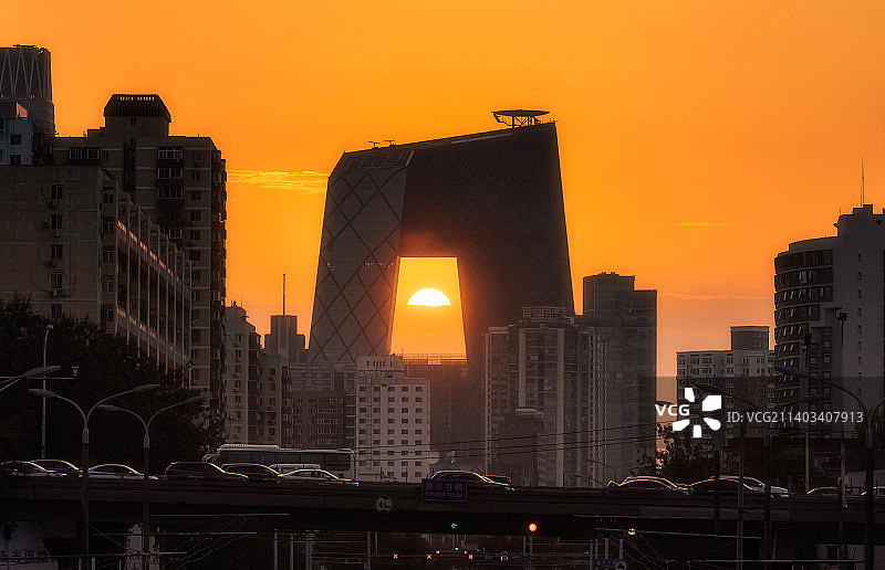 央视大楼悬半日图片素材