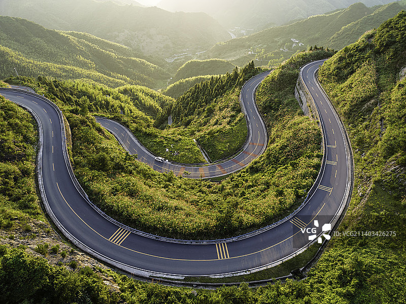 夕照路弯弯——怀玉山的盘山公路，盘旋角度很大，在夕阳照射下形成套圈的欧米伽Ω图片素材