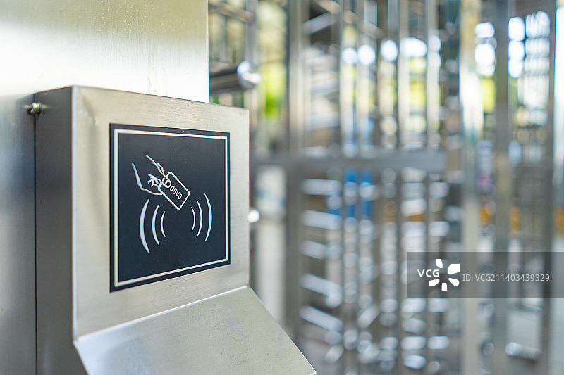 中国公共设施拍摄主题，一个不锈钢的单向十字转门和电子智能感应刷卡门锁，室内无人图像摄影图片素材