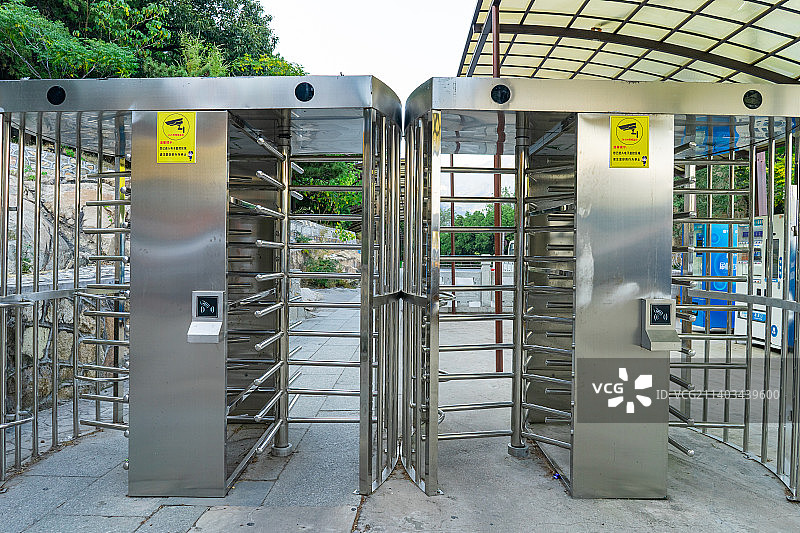 中国公共设施拍摄主题，一个不锈钢的单向十字转门和刷卡感应器，户外白昼无人图像摄影图片素材