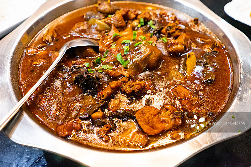 中国餐饮行业饮食产业，传统经典中国食品，美食拍摄主题，一盘子小鸡炖蘑菇美食特写，室内无人图像图片素材