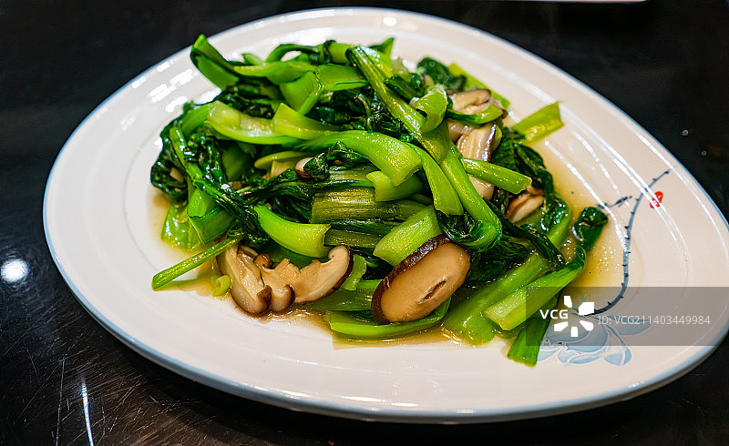 中国餐饮行业饮食产业，传统经典中国食品，美食拍摄主题，一盘子香菇炒油菜美食特写，室内无人图像图片素材
