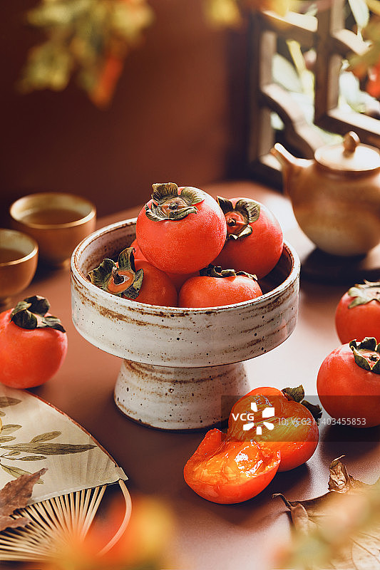 秋天的火晶柿子与茶席特写图片素材