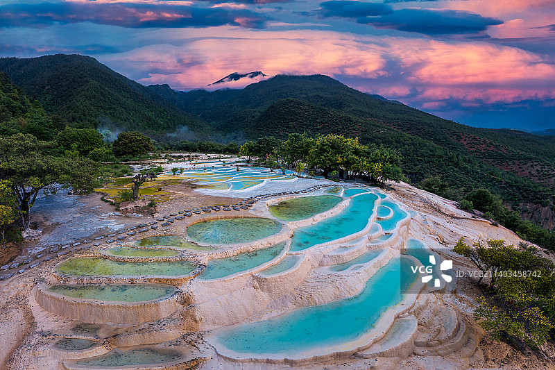 香格里拉白水台钙化池图片素材