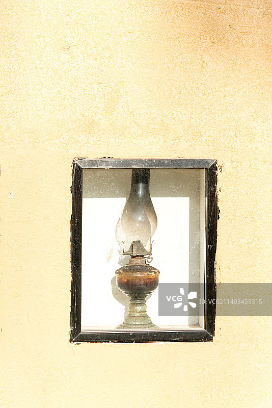 二十世纪中期中国中原地区照明工具，油灯和马灯图片素材