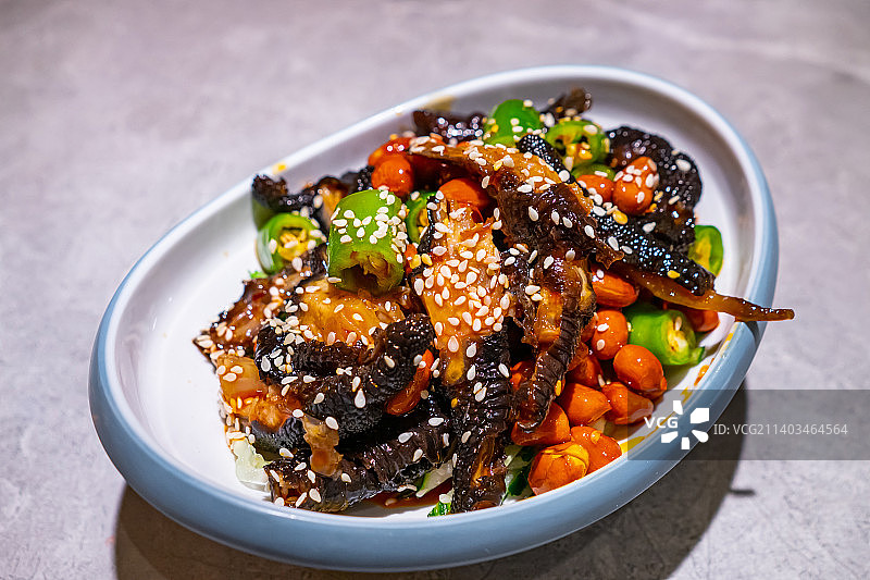 中国餐饮行业饮食产业，传统经典中国食品，一盘子黑色乌鸡无骨鸡爪，室内无人图像图片素材