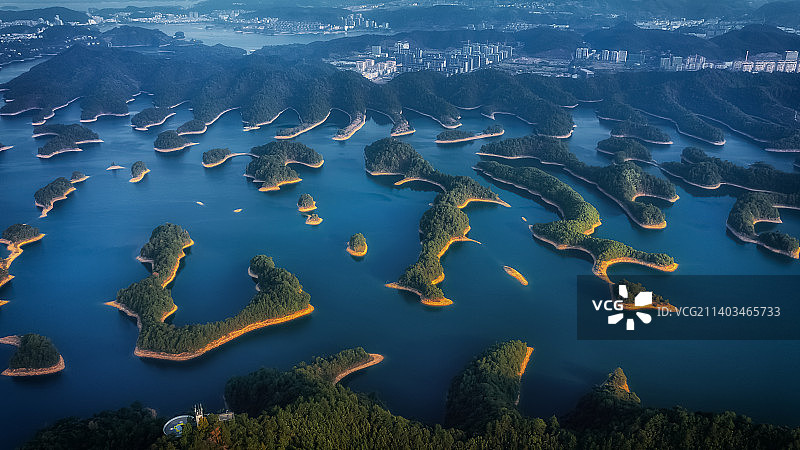 浙江杭州淳安县千岛湖日出时分光影航拍图片素材