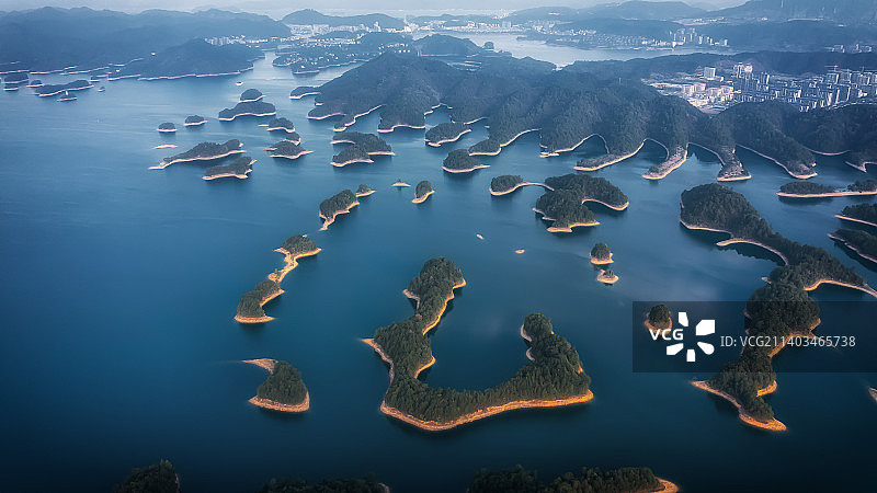 浙江杭州淳安县千岛湖日出时分光影航拍图片素材