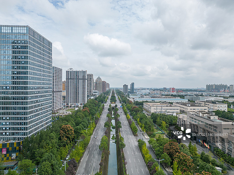 航拍成都：南北大道，左侧郫都区商务居住区，右侧高新西区工业区图片素材
