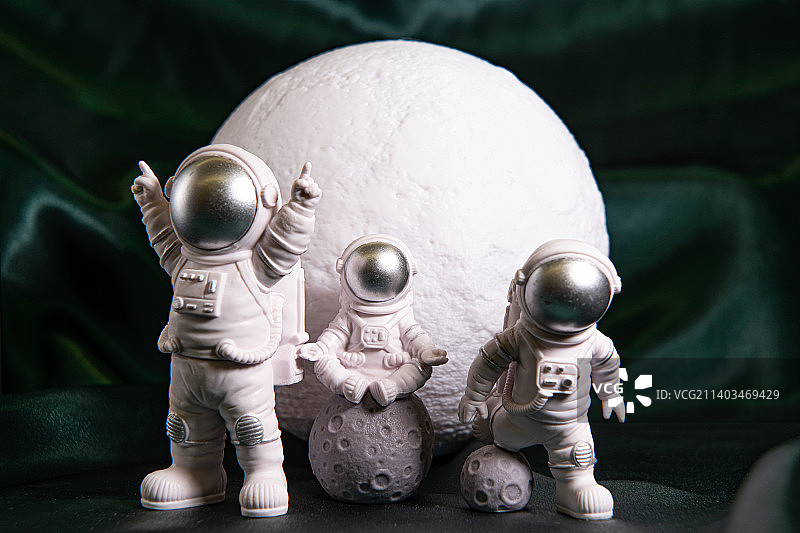 宇航员和月亮模型图片素材