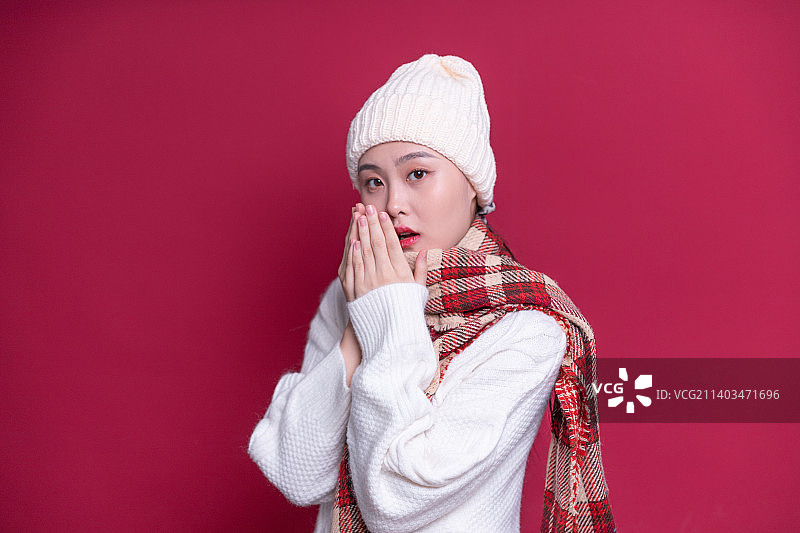 红色背景穿冬天衣服寒冷的漂亮女性图片素材