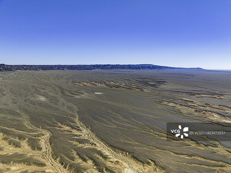 航拍新疆福海县乌伦古湖干枯的古河床图片素材