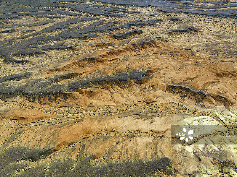 航拍新疆福海县乌伦古湖干枯的古河床图片素材