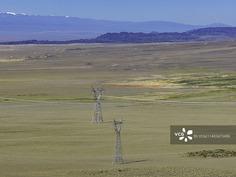 航拍新疆福海县戈壁上的输电线图片素材
