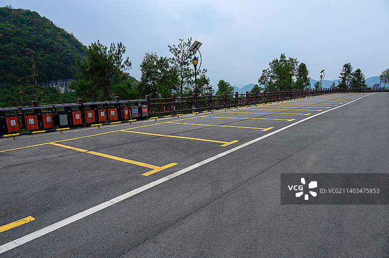 山上空旷的停车场图片素材