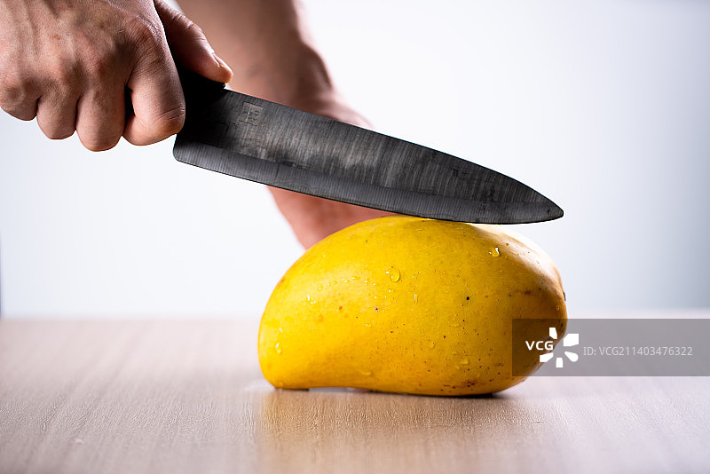水果刀切芒果图片素材