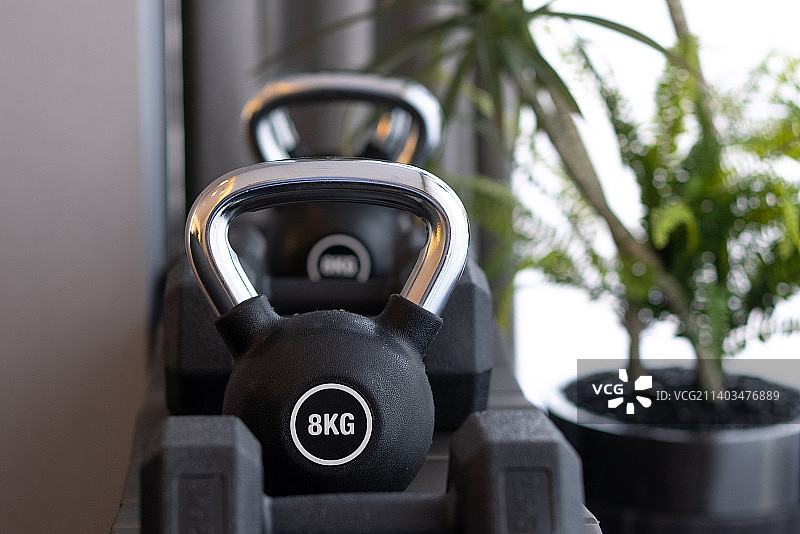 健身房内提壶哑铃图片素材