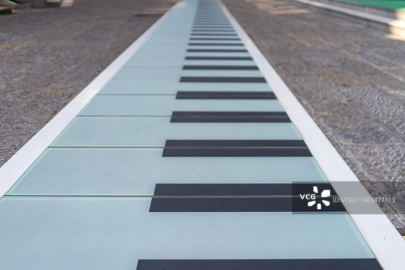 中国休闲娱乐拍摄主题，大型的用脚踩的电子琴钢琴设备用品，户外白昼无人图像摄影图片素材